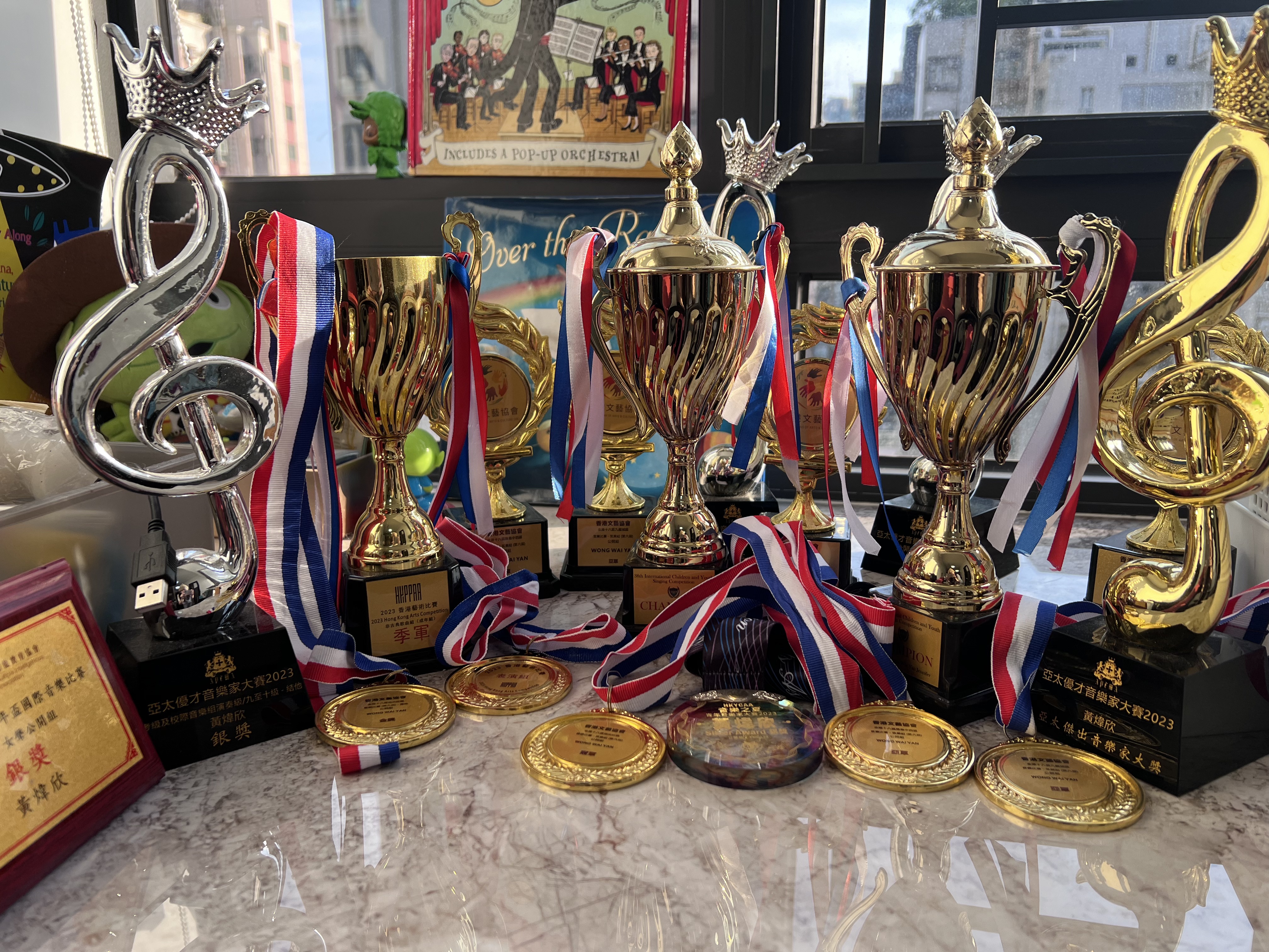 Jen. Music. Art珍妮花晴天音樂教室|香港學木吉他 （學木結他學電結他學Ukulele課程） 香港UKULELE小結他 課程｜ 1對1  或小組課程 自彈自唱 流行曲唱歌課程  FINGERSTYLE 樂理課程｜